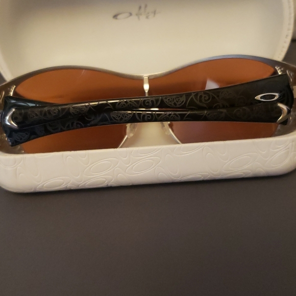 Oakley Breathless sunglasses w/ white oakley case - Picture 5 of 8